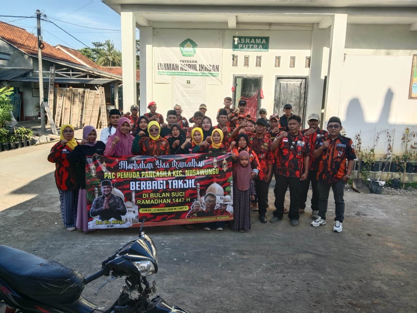 Pemuda Pancasila Nusawungu Bagikan Takjil untuk 70 Santri Yayasan Ummah Nurul Ikhsan