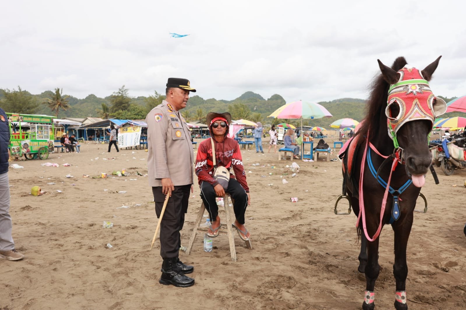 Kapolresta Cilacap Cek Wisata Pantai Saat Libur Lebaran, Pastikan Keamanan Pengunjung