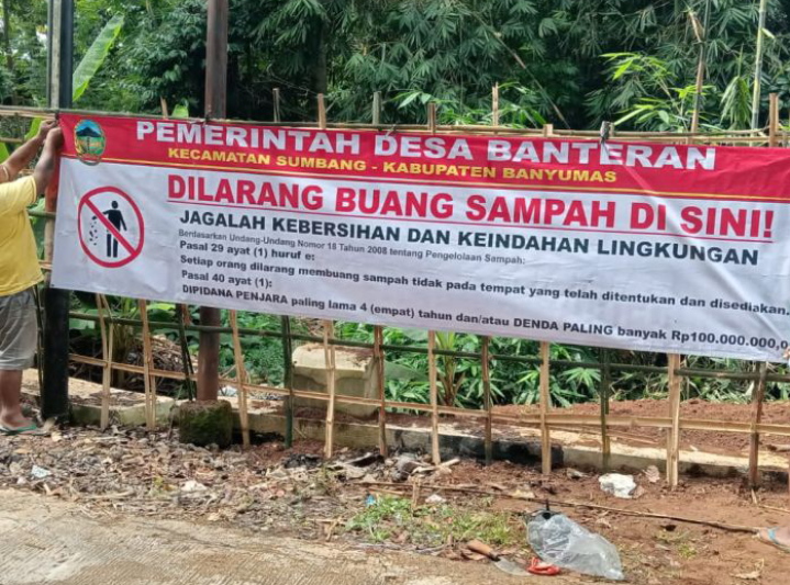 Pemdes Banteran Pasang Spanduk Dilarang Buang Sampah