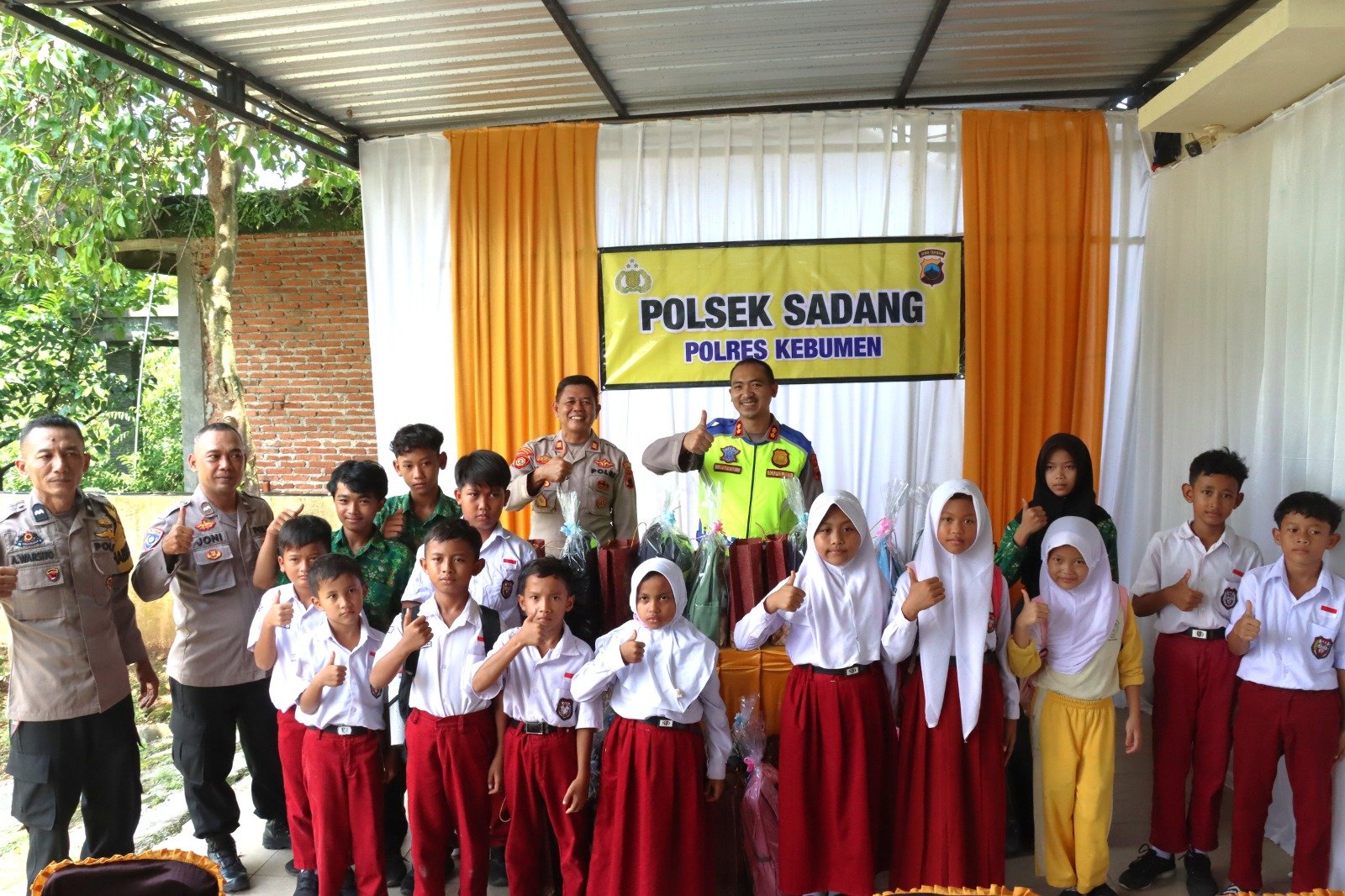Kapolres Kebumen Salurkan Bantuan untuk Siswa Kurang Mampu di Polsek Sadang