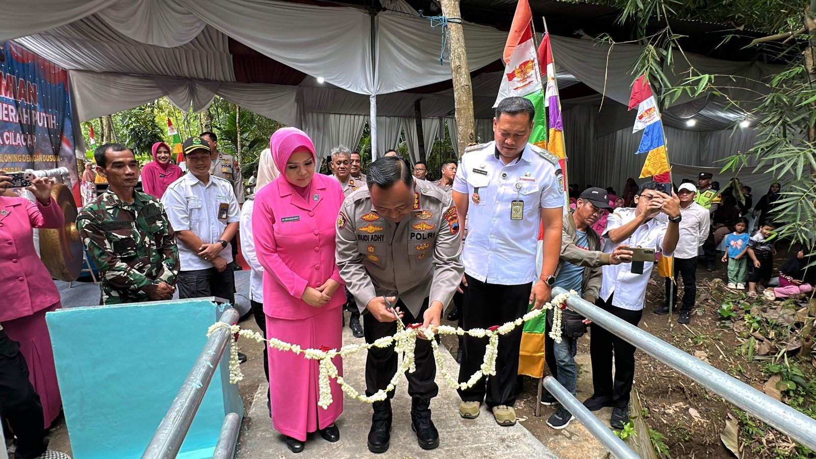 Polresta Cilacap Bangun Jembatan Merah Putih, Wujud Nyata Kepedulian Polri untuk Warga Gandrungmangu