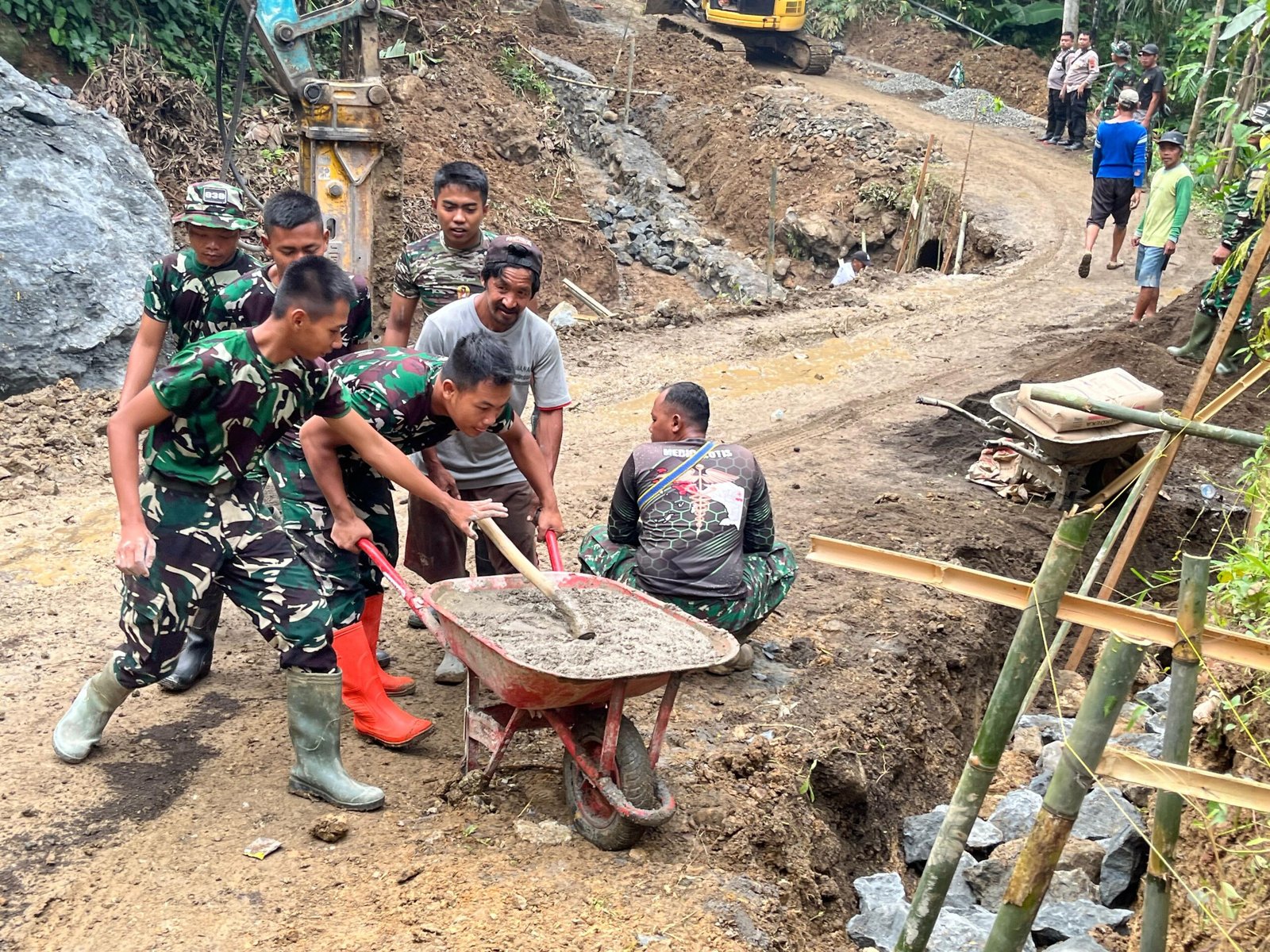 Sinergi TNI-Polri dan Warga, Percepat Pelebaran Jalan TMMD di Purbalingga