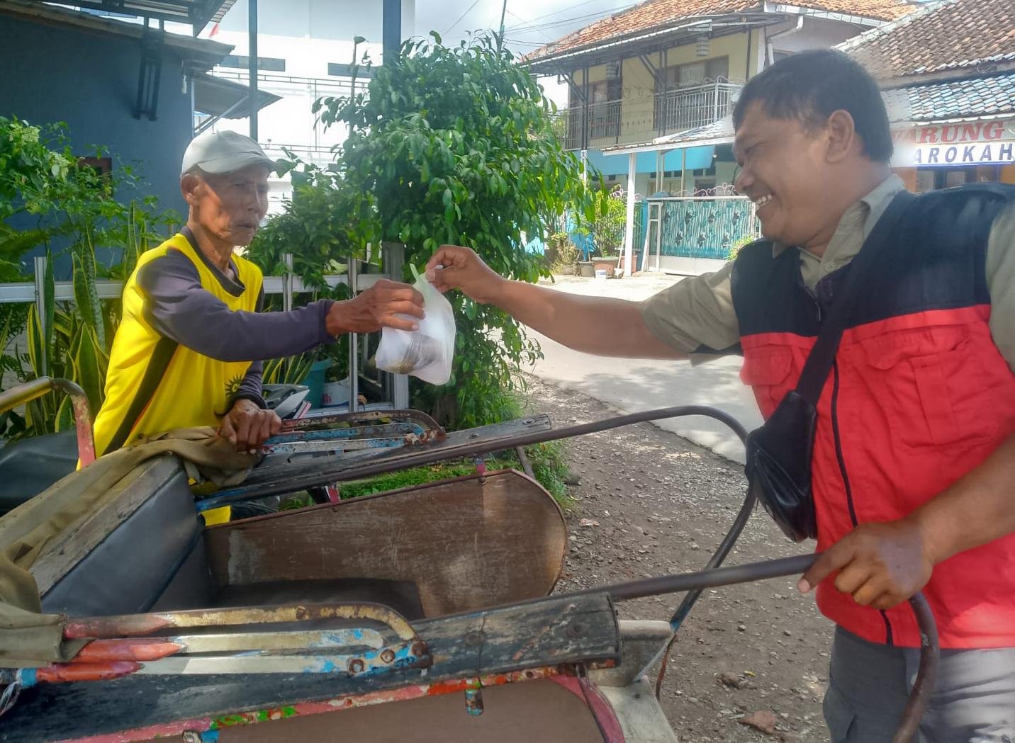 Aksi Jumat Berkah, Jurnalis di Pemalang Bagikan Nasi Bungkus untuk Buruh dan Kaum Rentan