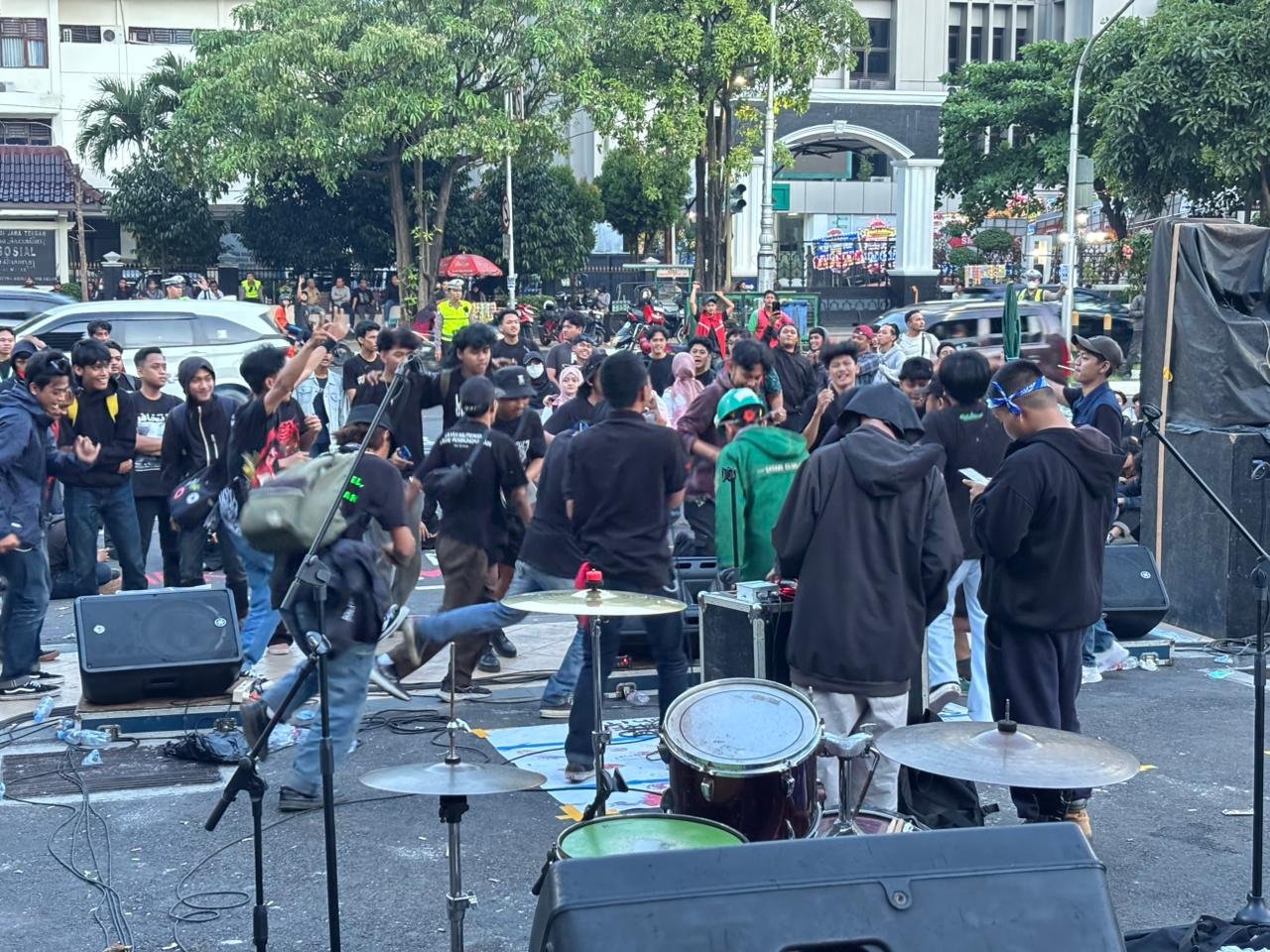 Suasana Aksi May Day di Semarang Berlangsung Meriah, Peserta Aksi Bernyanyi dan Menari dengan Tertib