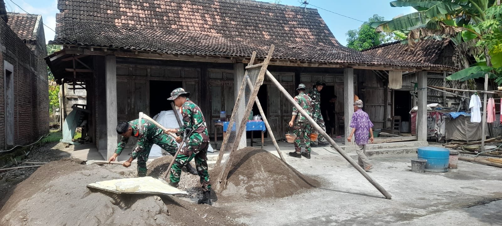 Satgas TMMD Bangun RTLH di Sragen, Prajurit Turun Tangan Bawa Cangkul