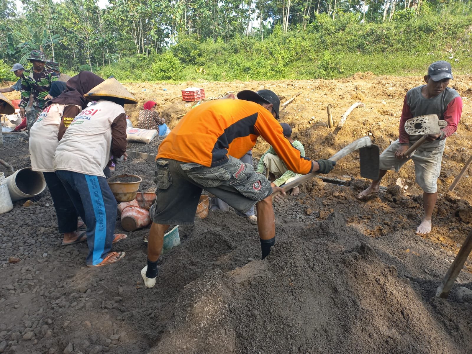 Ibu-Ibu Turun Tangan, Semangat Gotong Royong Warnai TMMD di Wonosegoro