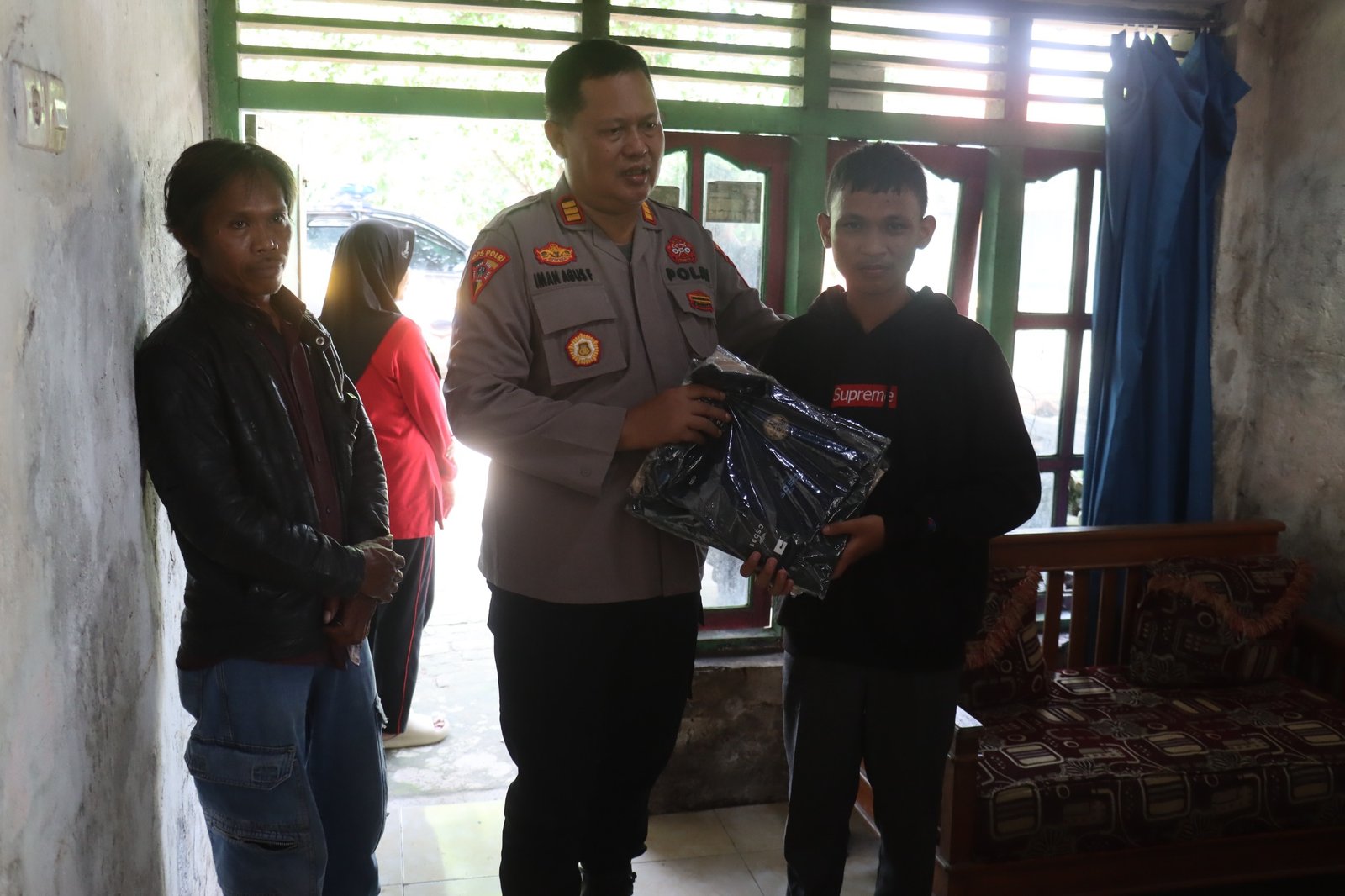 Kapolres Tegal Hadiahi Sepeda untuk Pelajar yang Jalan Kaki ke Sekolah