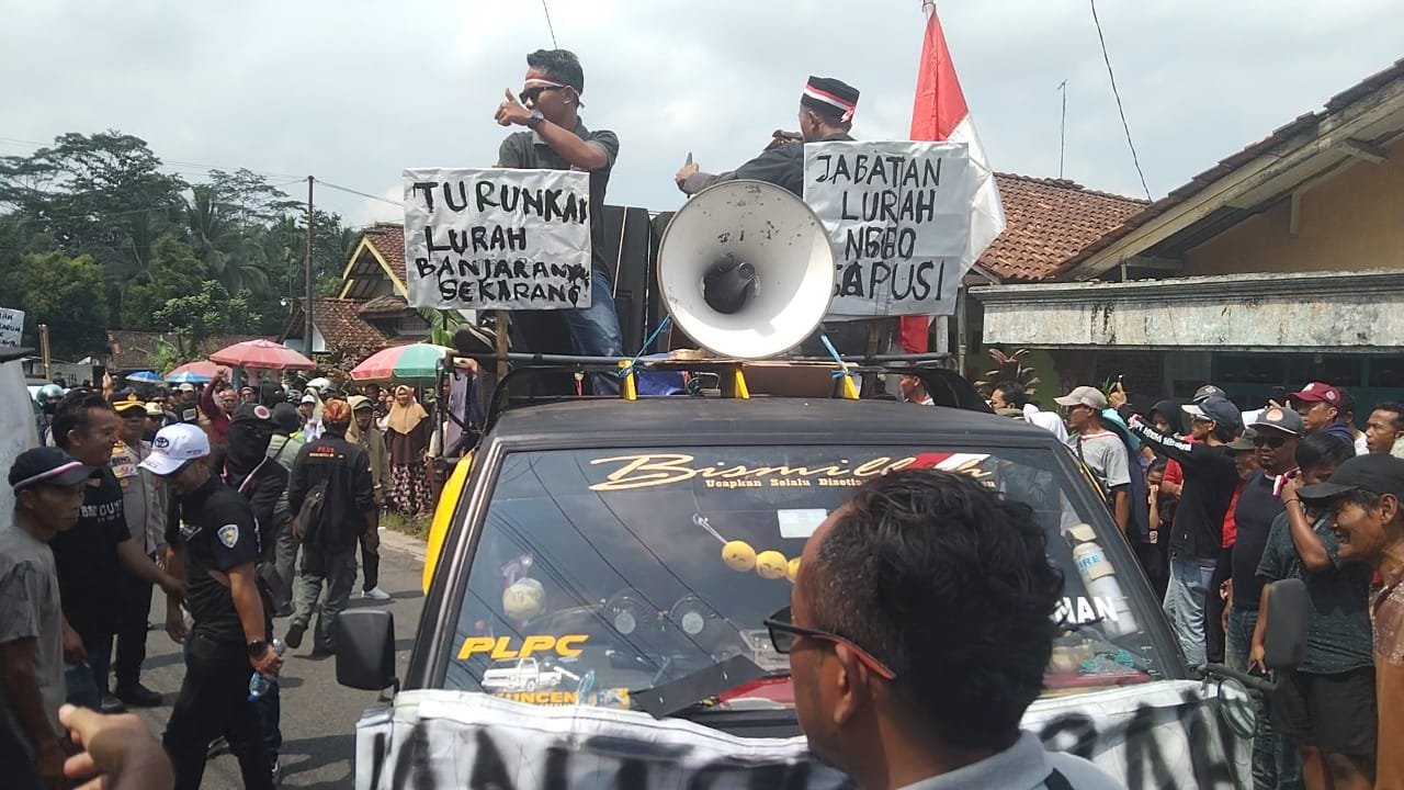 Ratusan Warga Turun ke Jalan, desak Kades Banjaranyar Mundur dari Jabatan