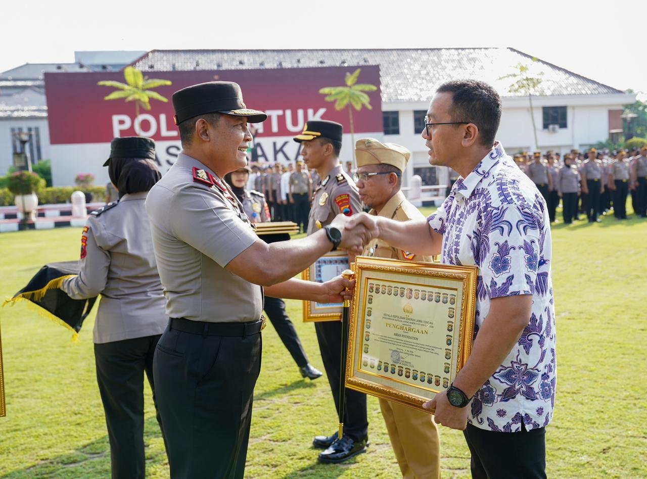 Kapolda Jateng Ganjar Personel dan Mitra Berprestasi, Tekankan Polisi Harus Adaptif di Era Digital