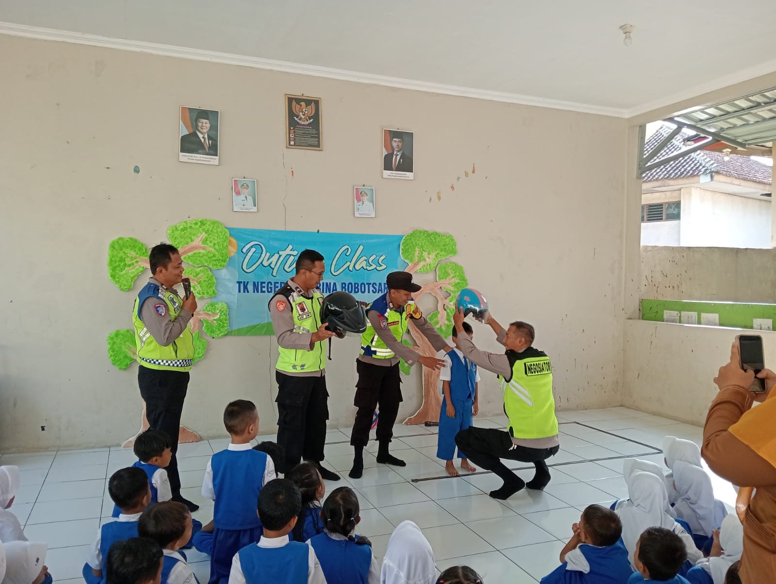 Tanamkan Disiplin Sejak Dini, Polsek Bobotsari Edukasi Keselamatan Lalu Lintas kepada Anak TK