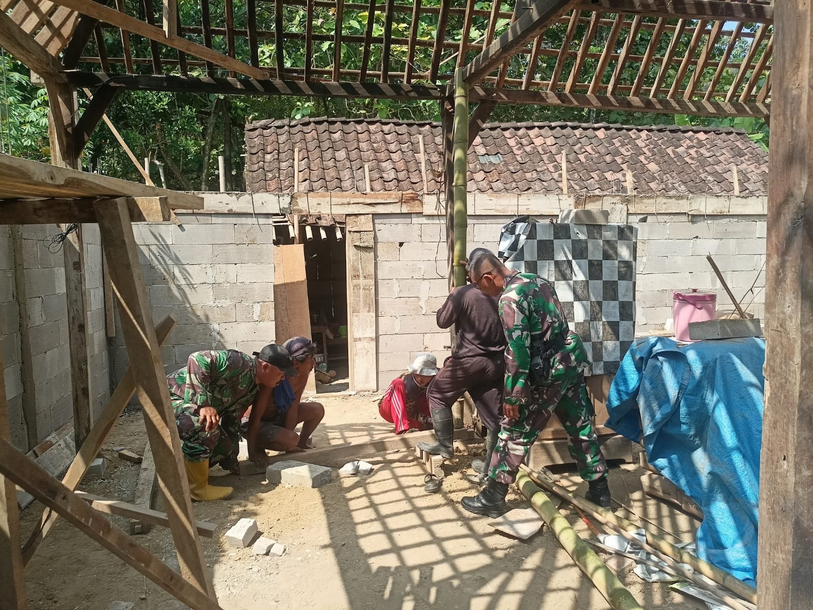 Satgas TMMD Kodim Boyolali Kebut Rehab Rumah Ibu Manisri, Wujud Nyata Gotong Royong TNI dan Warga