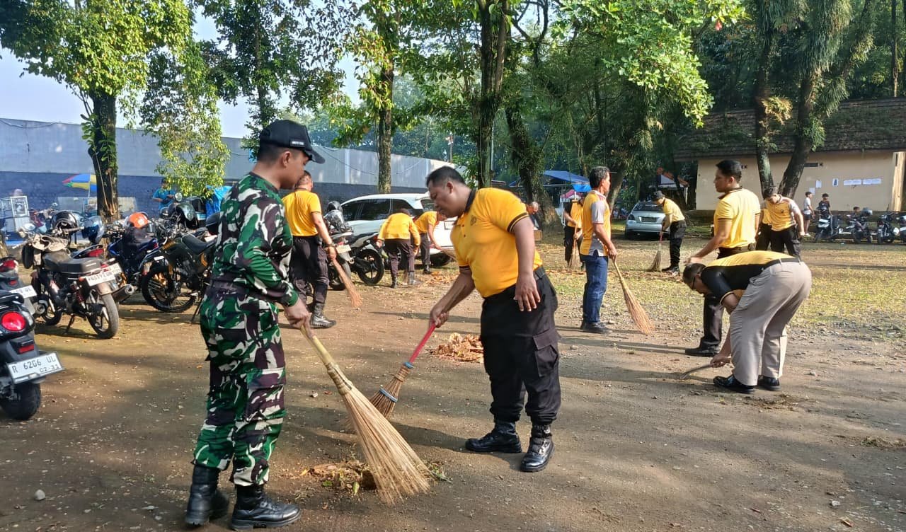 Polres Purbalingga Gandeng TNI hingga Pramuka Bersihkan GOR Goentoer Darjono, Dukung Program ASRI