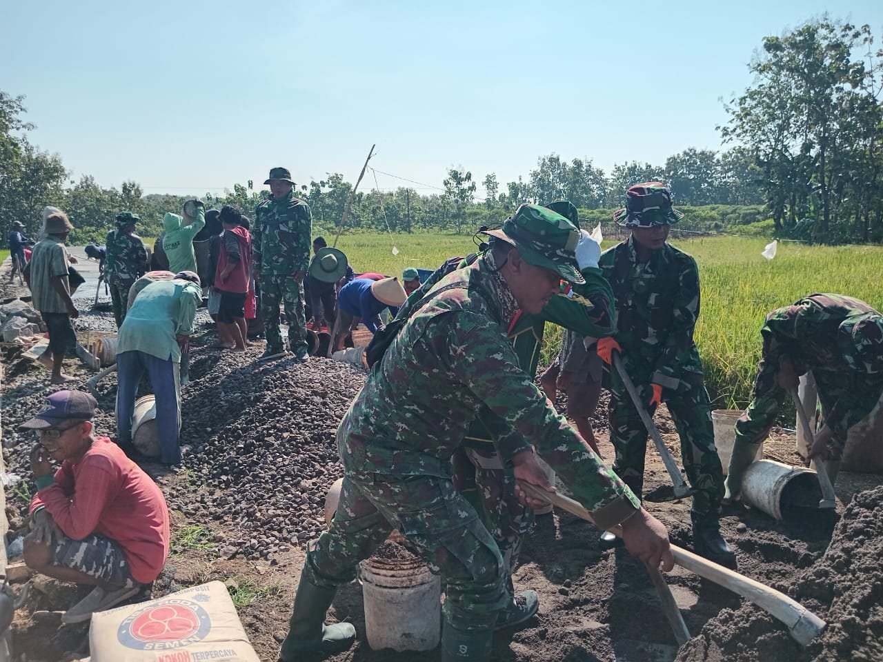 Satgas TMMD dan Warga Kauman Tuntaskan Pengecoran Jalan Desa