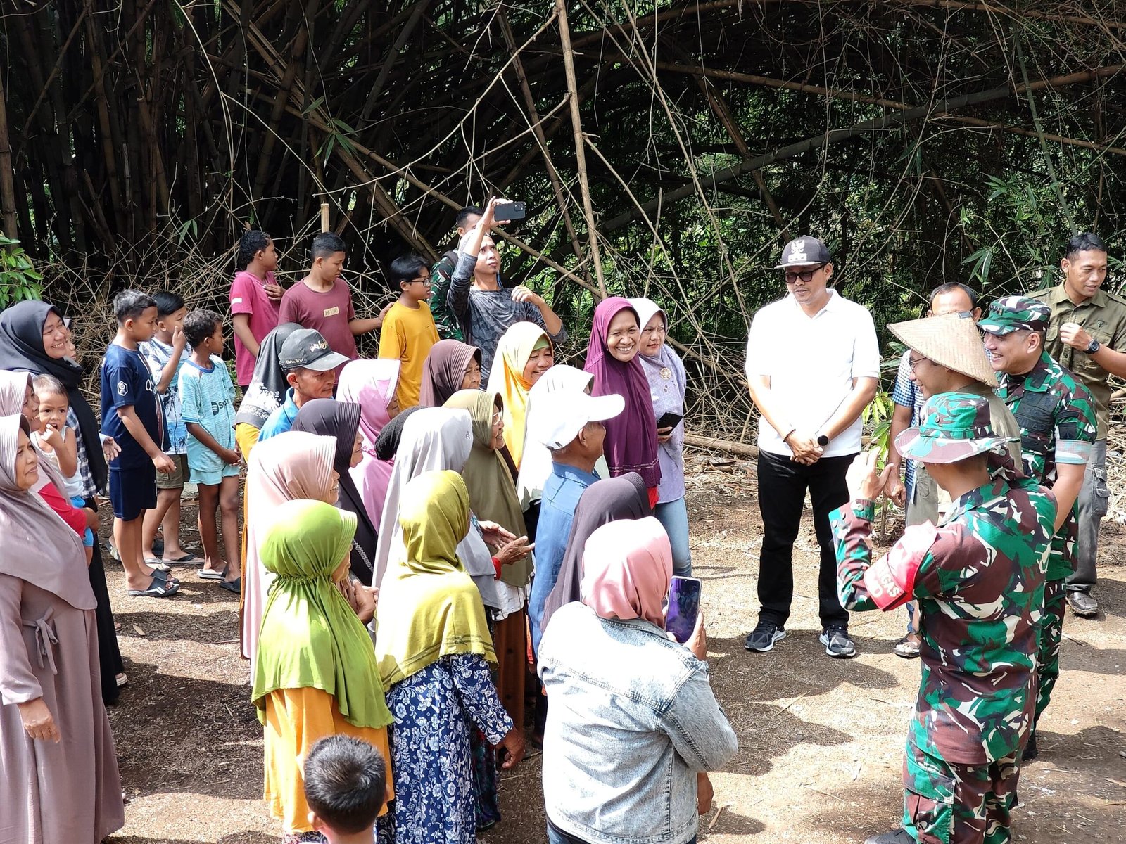 Bupati Sragen dan Danrem Diserbu Warga Saat Tinjau Sumur Bor TMMD di Gadungsari