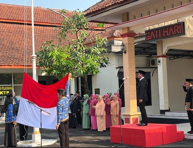 Camat Nusawungu Pimpin Upacara Hari Kebangkitan Nasional ke-118
