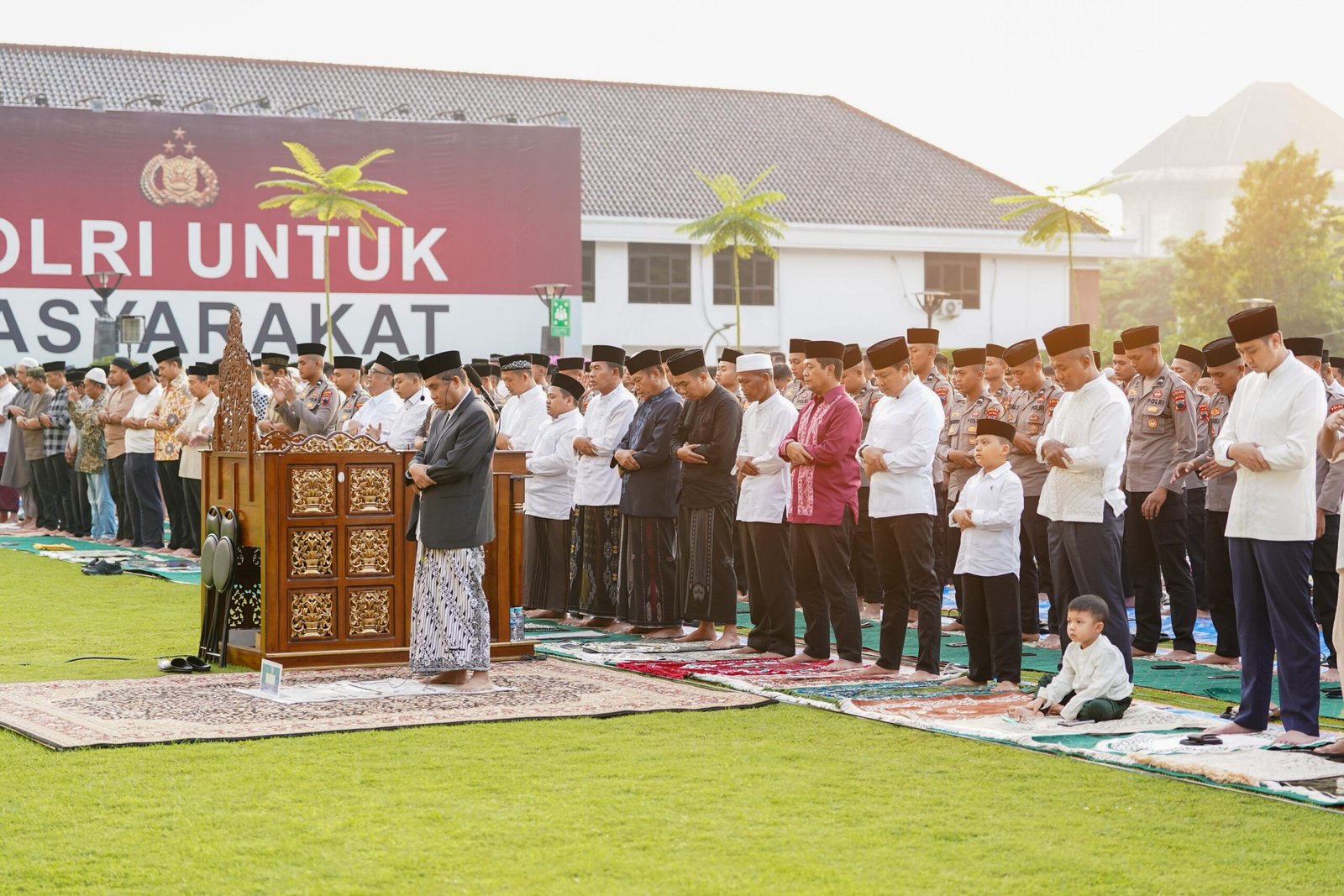 Idul Adha di Mapolda Jateng Penuh Kehangatan, Ribuan Jamaah Berbaur Perkuat Kepedulian Sosial dan Persaudaraan