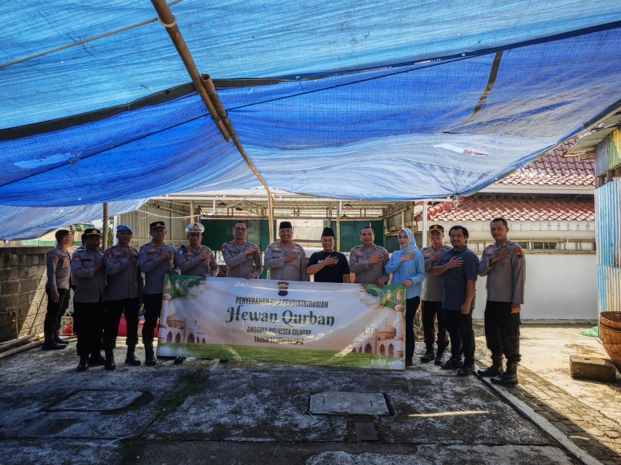 Sambut Idul Adha, Kapolresta Cilacap Serahkan Sapi Kurban untuk Masjid Agung Darussalam