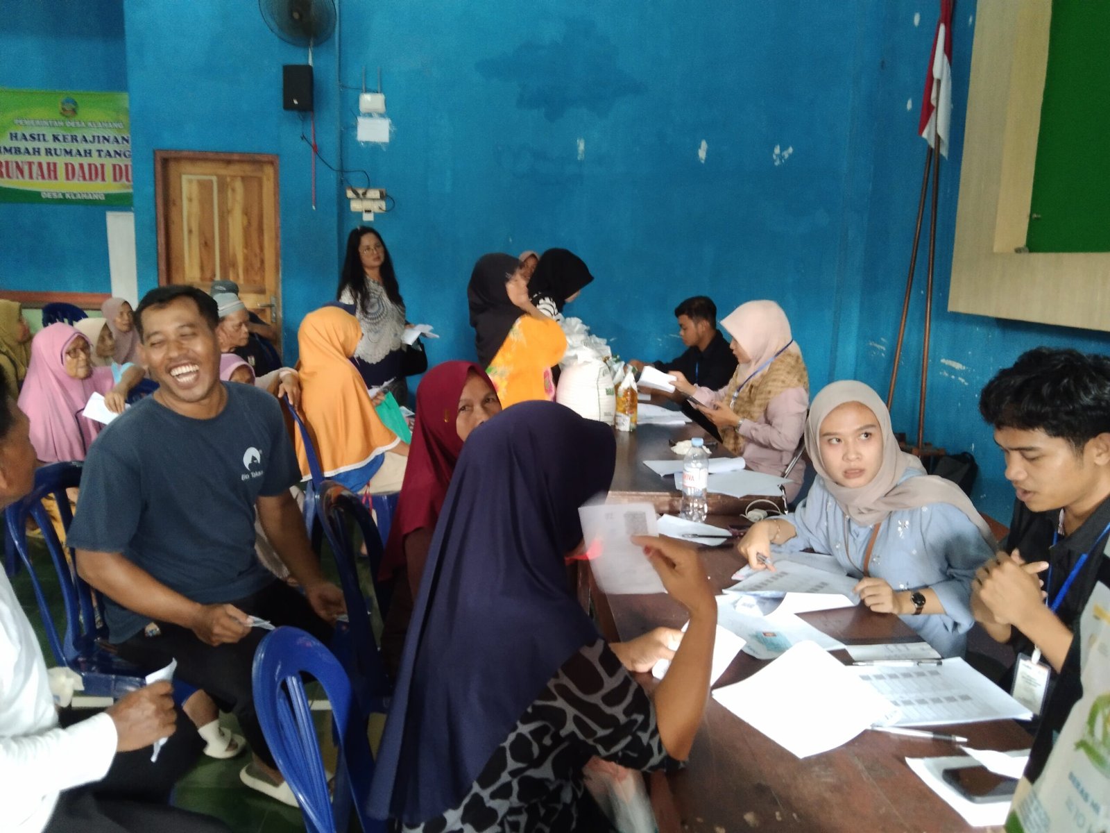Ratusan Warga Klahang Sumringah, Bantuan Beras dan Minyak Goreng dari Kemensos Mulai Disalurkan