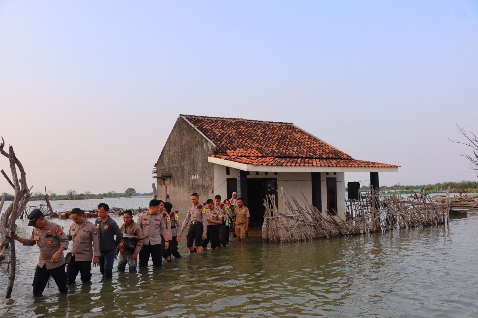 Terobos Rob Dua Kilometer,Kapolres Kendal Kunjungi Warga Terdampak Banjir