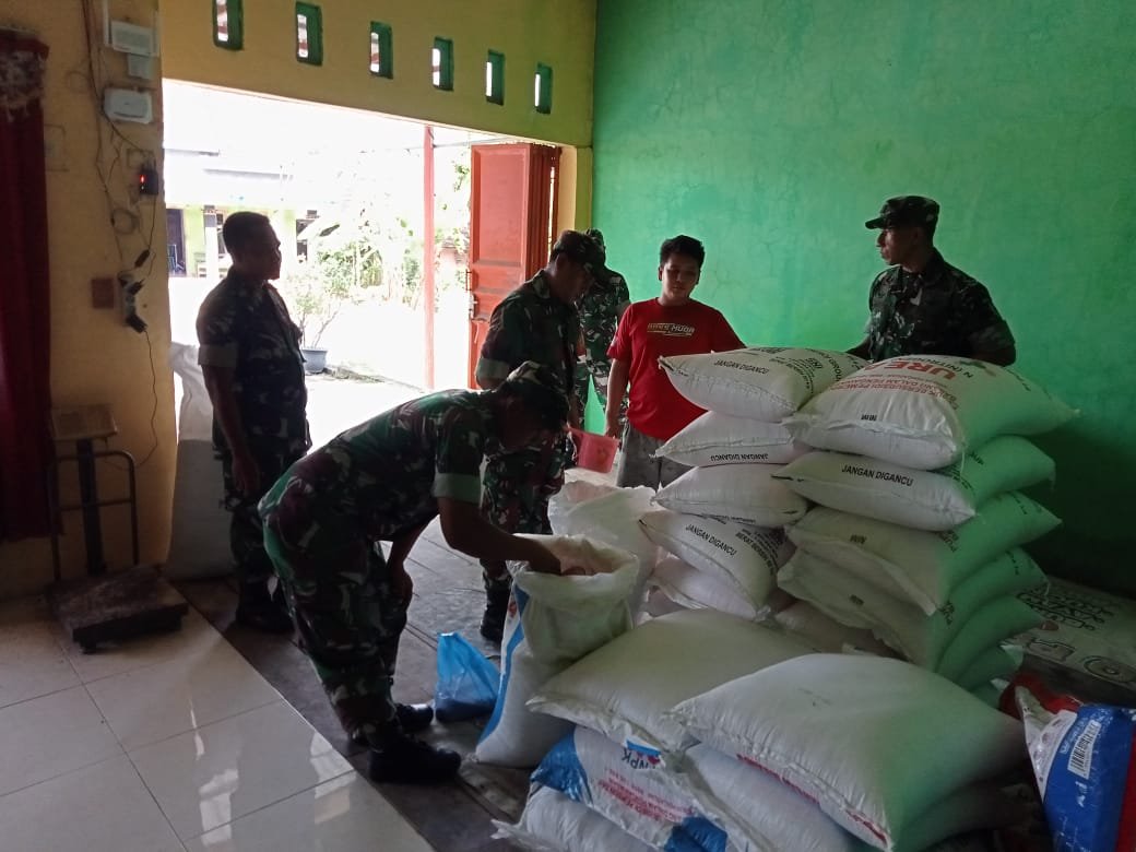 Danramil Gesi Turun Langsung ke Kios Pupuk, Pastikan Stok Aman dan Petani Siap Hadapi Musim Tanam