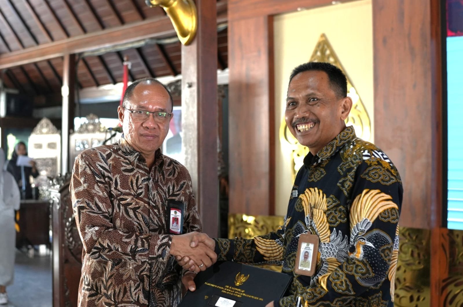 Bupati Sadewo Serahkan Puluhan SK Purnatugas ASN