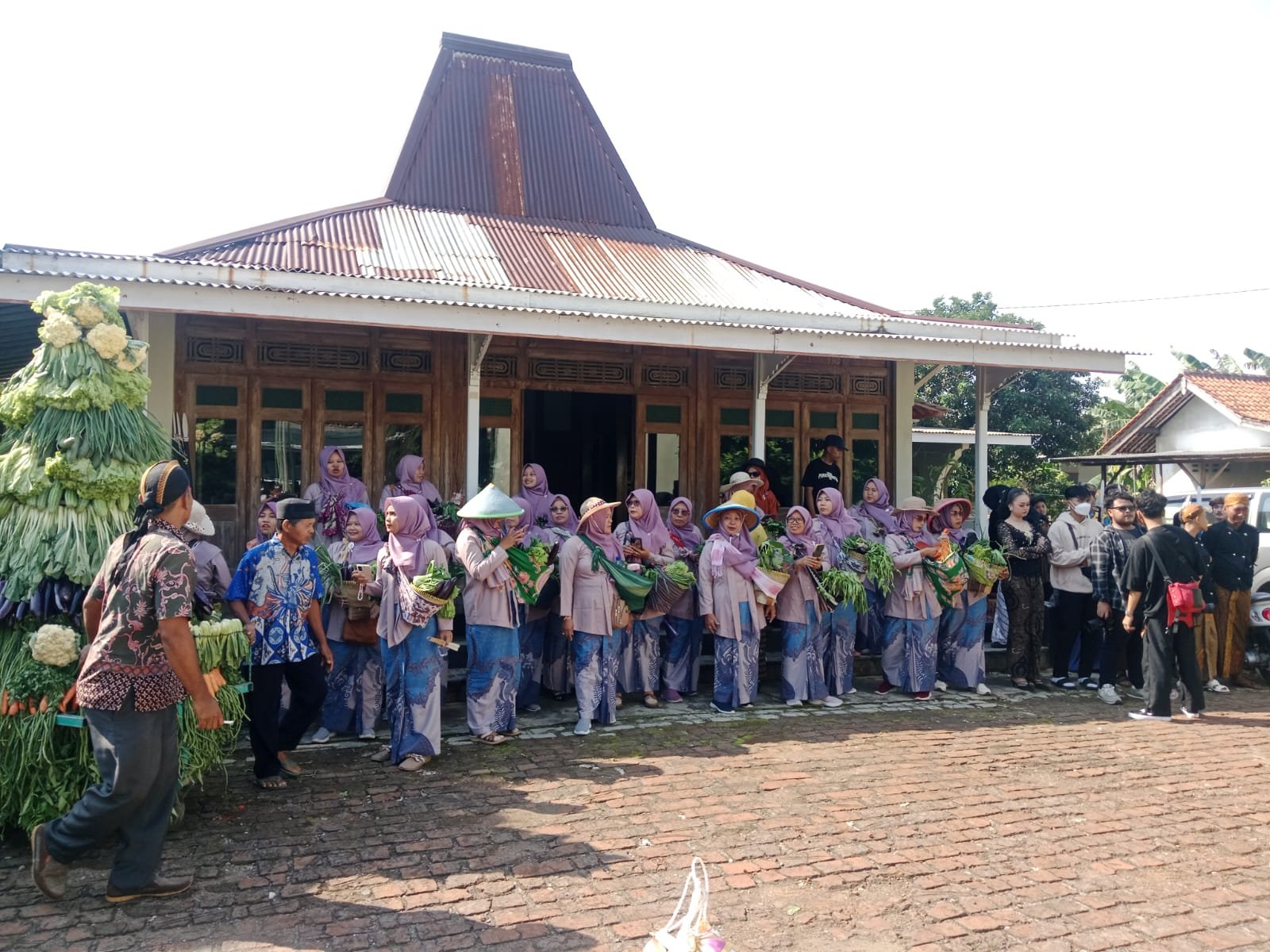 Gunungan Hasil Bumi Iringi Kirab Tenong di Desa Karangmangu Cilacap