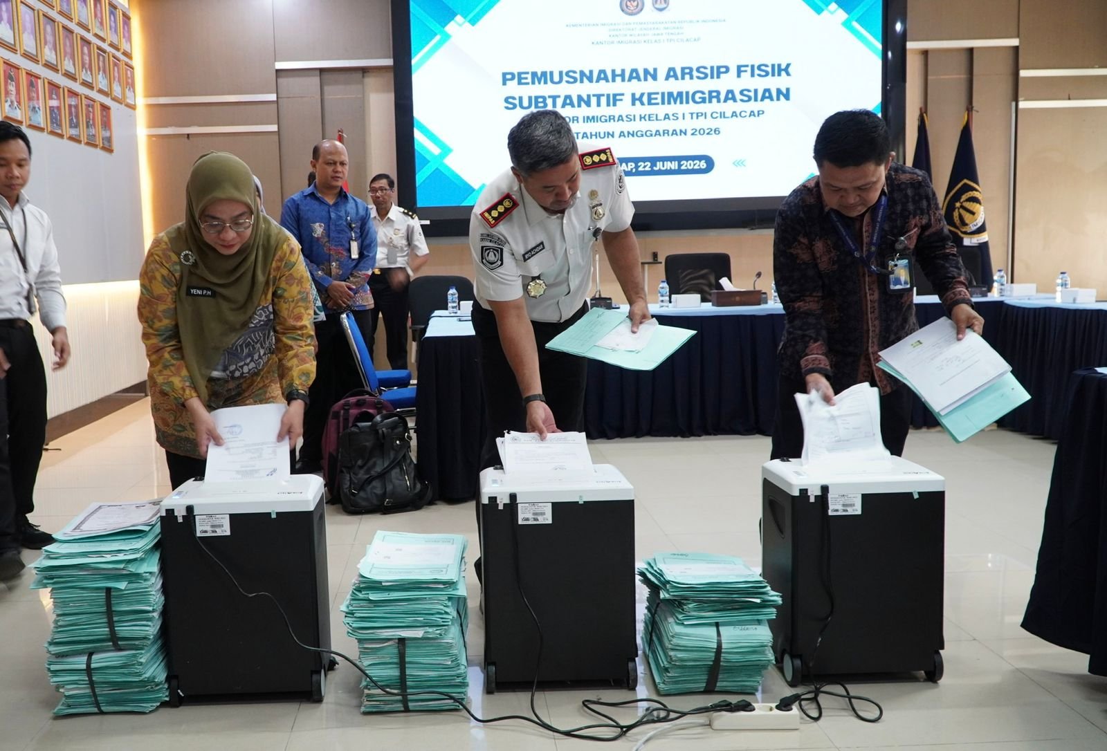 Jaga Kerahasiaan Data Warga, Imigrasi Cilacap Musnahkan 6.212 Berkas Paspor Lama