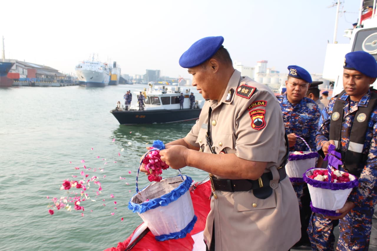 Tabur Bunga di Laut, Polda Jateng Kenang Jasa Pahlawan dan Teguhkan Semangat Pengabdian