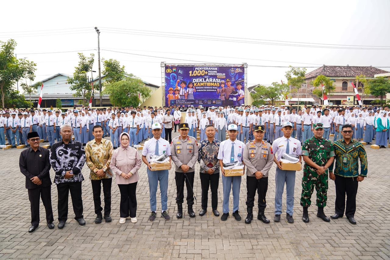 Kapolda Jateng Bagikan 1.000 Sepatu Gratis untuk Pelajar Sukoharjo