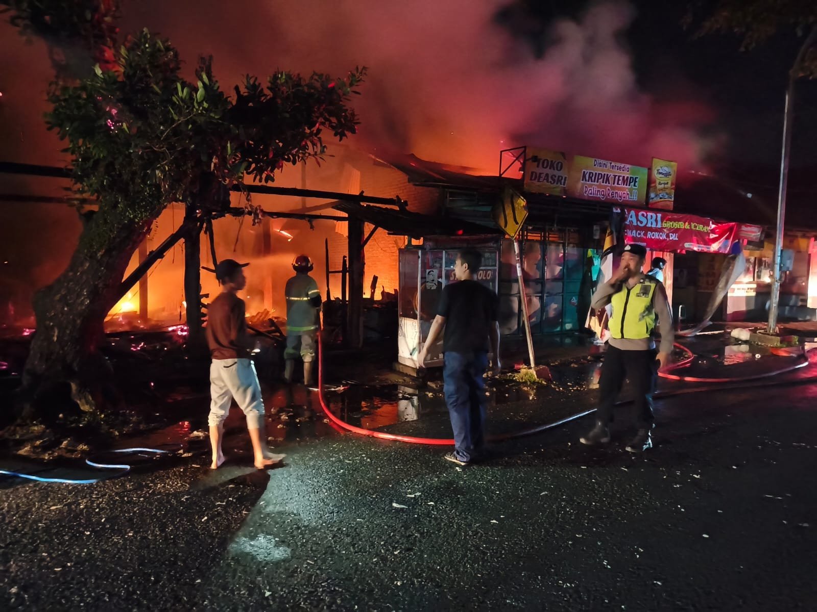 Korsleting Diduga Pemicu Kebakaran Hebat di Depan Pasar Bocor