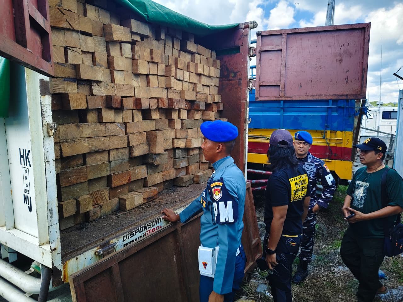 TNI AL Gagalkan Pengiriman Kayu Ilegal Senilai Rp270 Juta, Dua Truk Fuso Diamankan