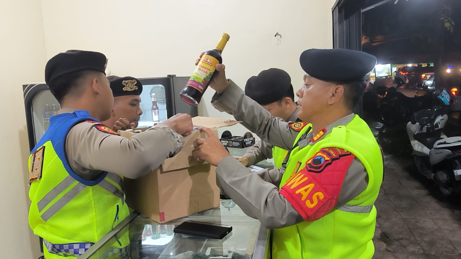 Polres Purbalingga Sita 100 Botol Miras Saat Patroli KRYD, Komitmen Berantas Penyakit Masyarakat
