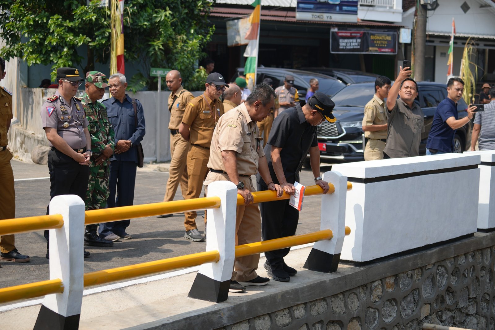 Bupati Sadewo Tinjau Jembatan Prompong–Ketenger, Pastikan Aman Dilalui Warga