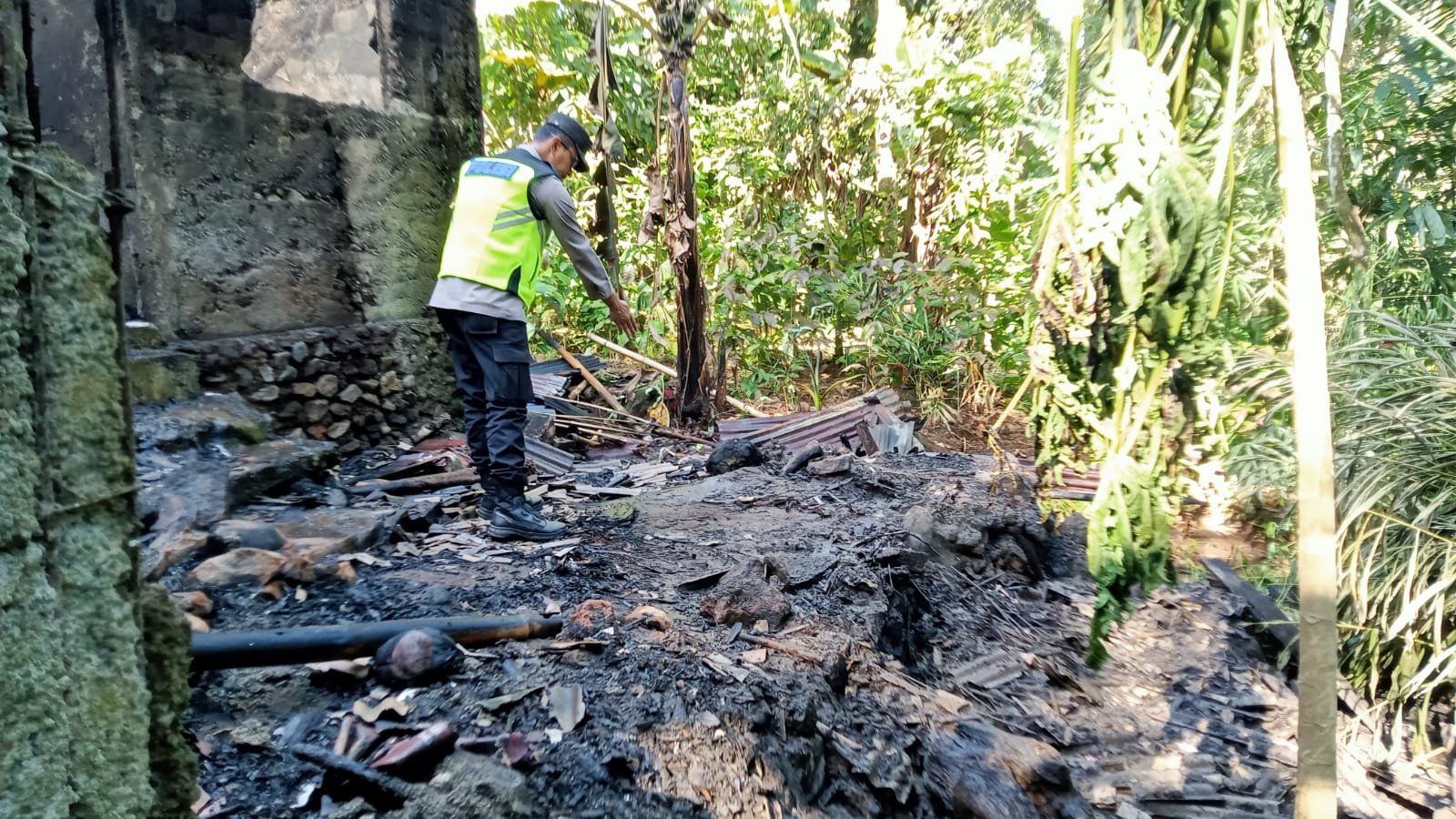 Diduga Berawal dari Bara Tungku, Rumah Lansia di Mrebet Ludes Terbakar