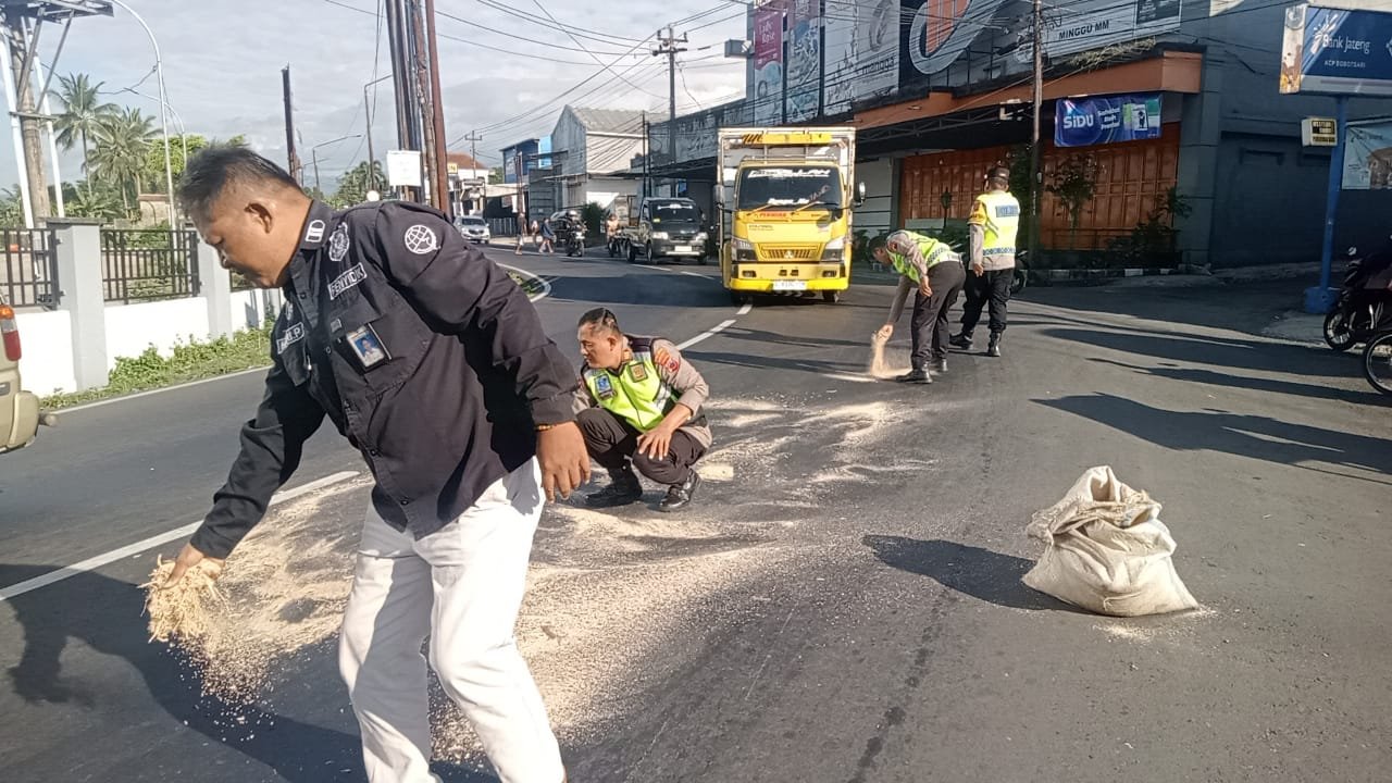 Polisi Sigap Tangani Tumpahan Solar di Tikungan Terminal Bobotsari