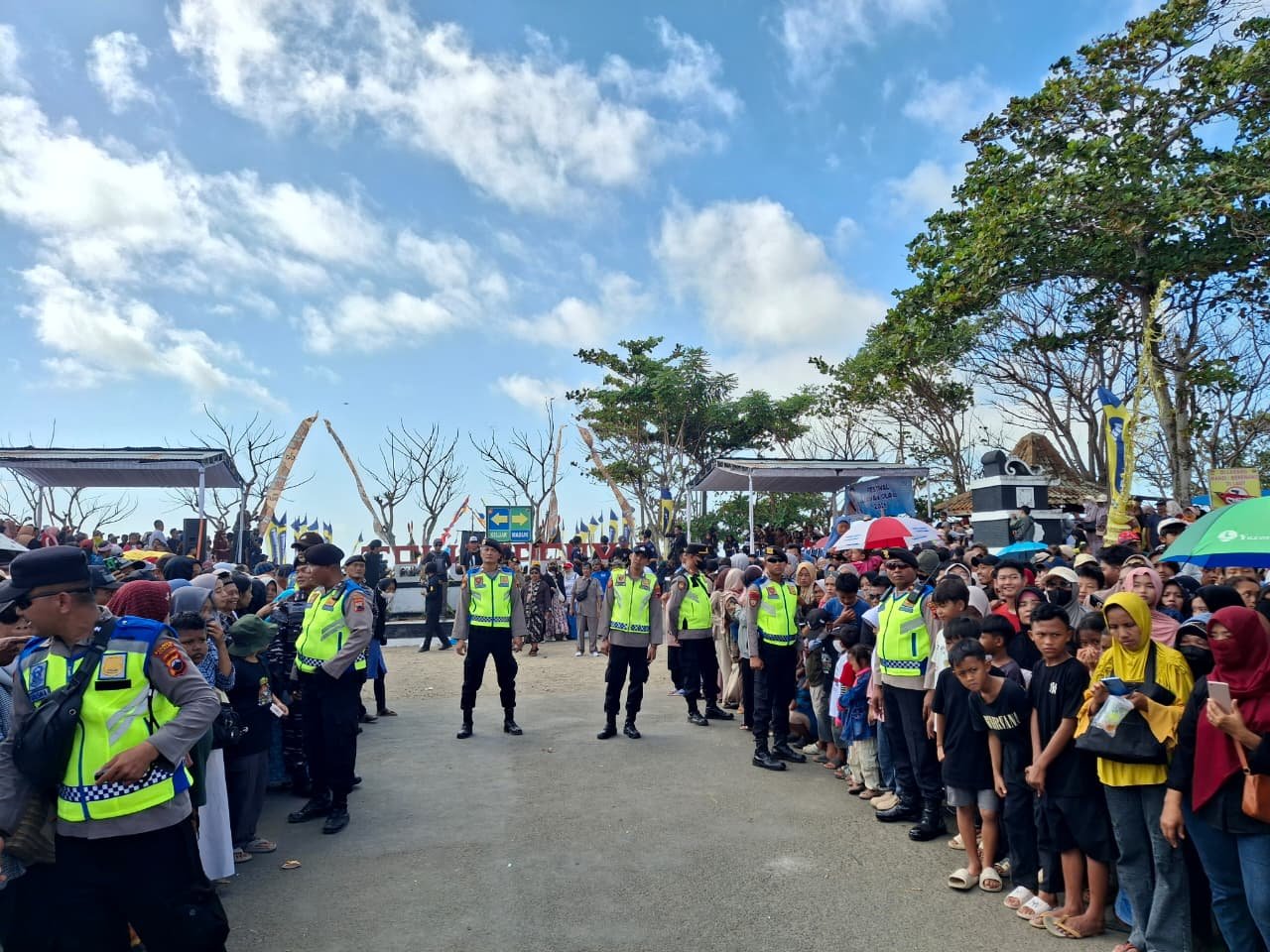 Polresta Cilacap Kawal Larung Sedekah Laut, Ribuan Warga Ikut Festival Nelayan 2026