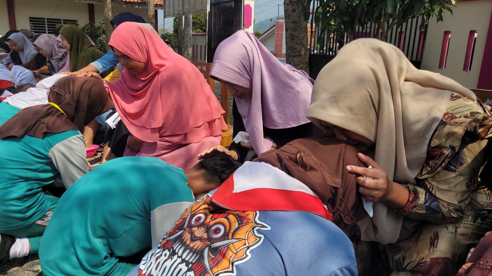 Sungkeman Warnai Penutupan MPLS SMP Negeri 4 Kedungbanteng