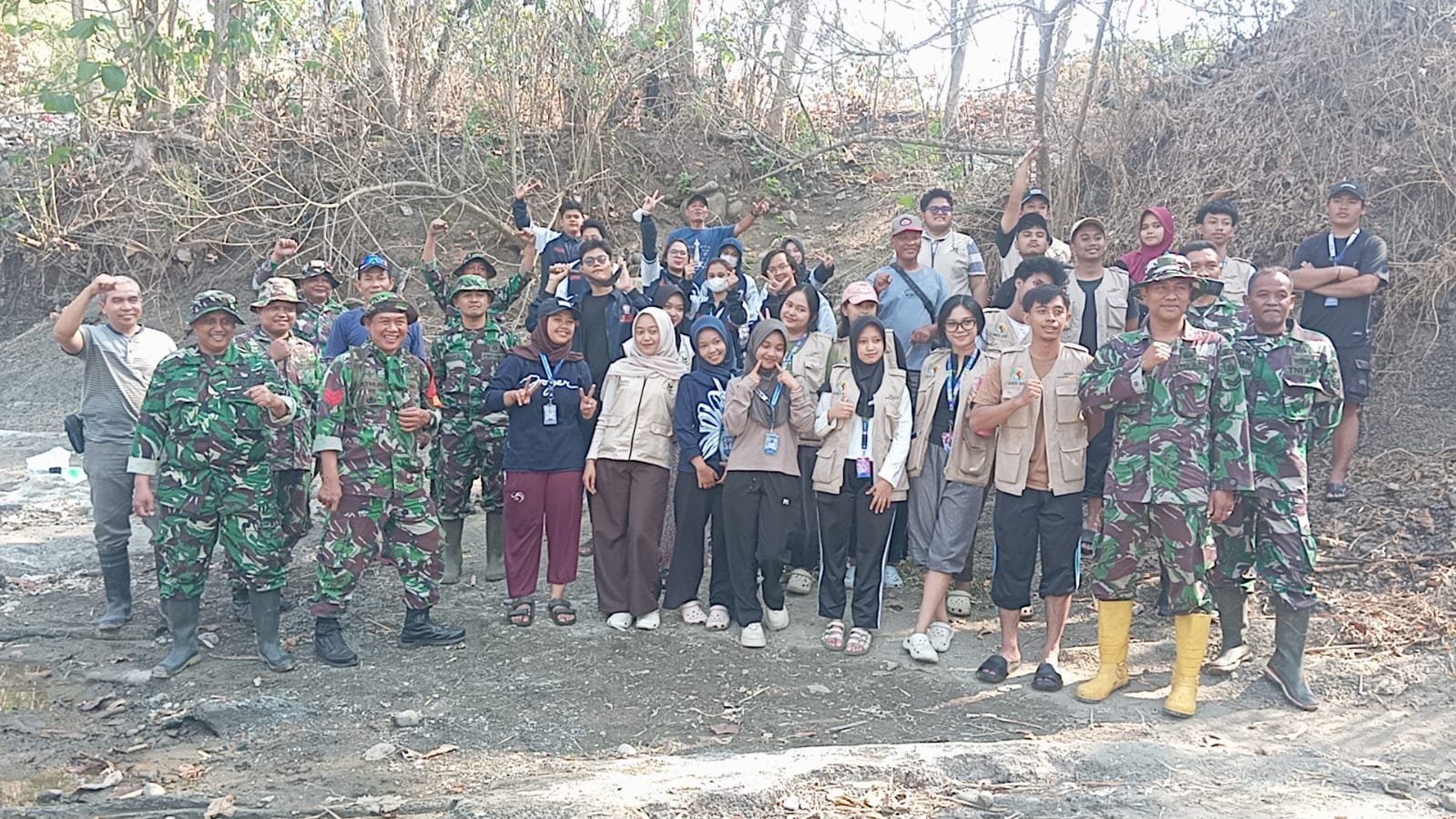 TNI Bersihkan Sungai Serang, Cegah Banjir dan Bangun Kesadaran Warga