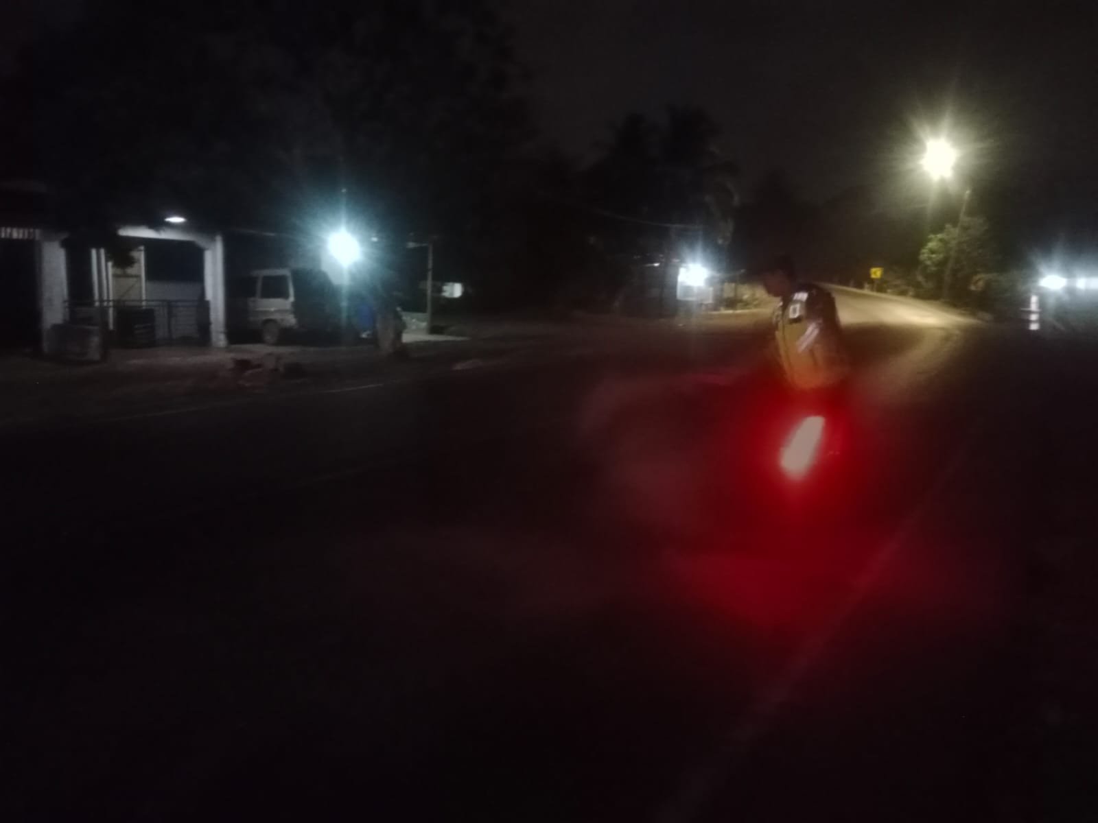 Respons Kilat Call Center 110, Polresta Cilacap Sigap Bersihkan Tumpahan Solar di Wanareja