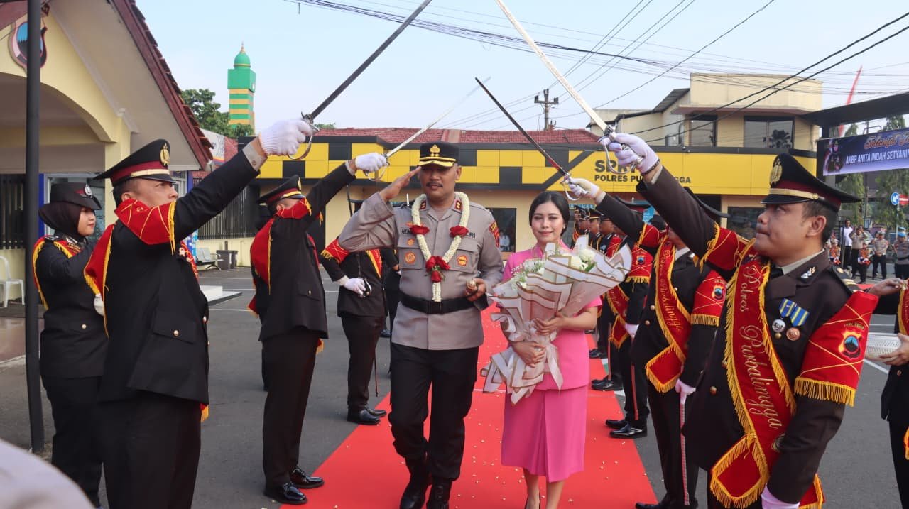 Tradisi Pedang Pora Sambut Kapolres Baru, AKBP Hendry Susanto Sianipar Resmi Pimpin Polres Purbalingga