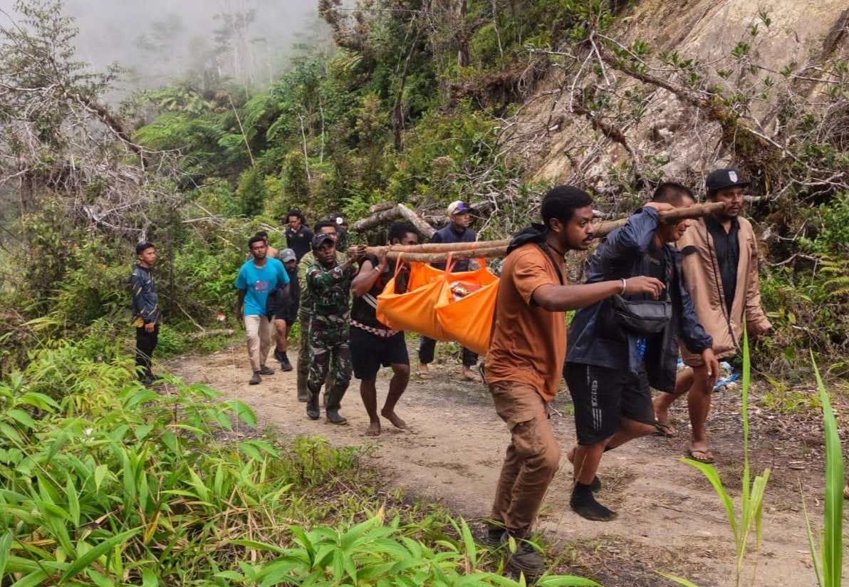 Sinergi TNI-Polri dan Warga Berbuah Hasil, Reporter TVRI Papua Barat yang Hilang di Air Terjun Memti Ditemukan