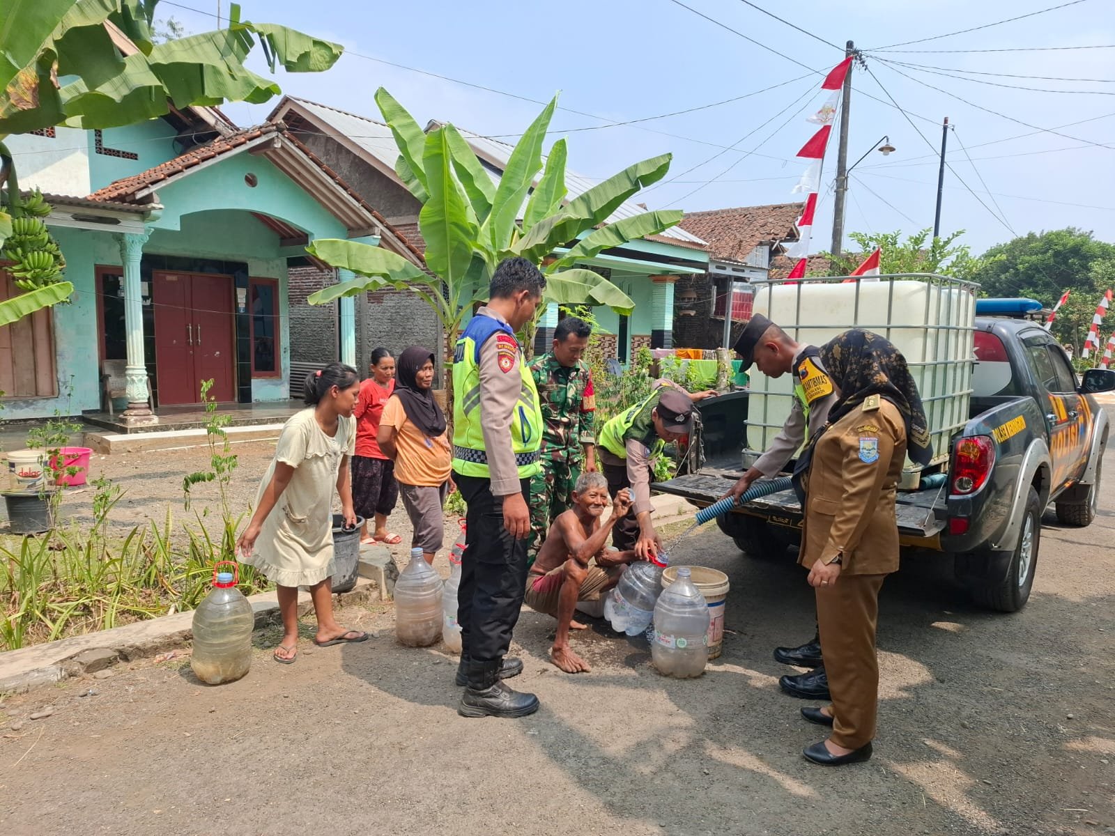 Polsek Kemangkon Salurkan Air Bersih  di Desa Kalialang