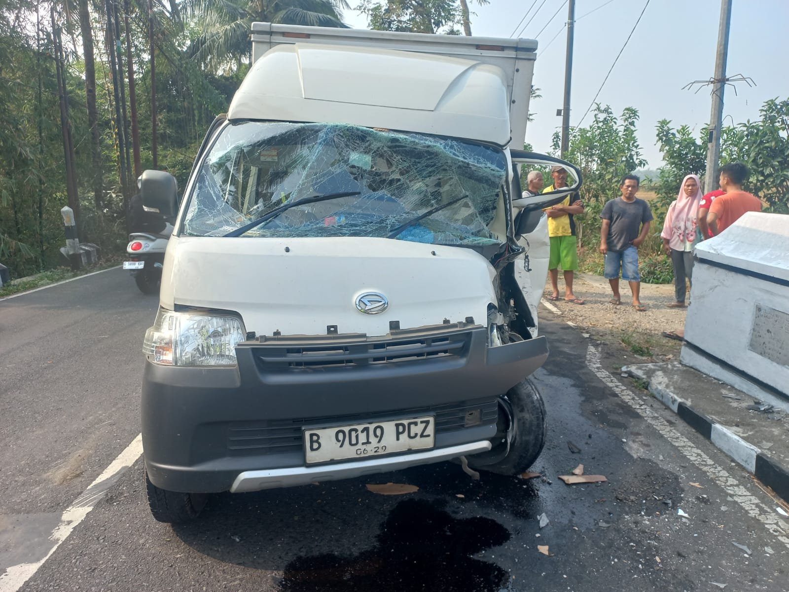 Diduga Sopir Mengantuk, Mobil Boks Tabrak Jembatan di Bobotsari