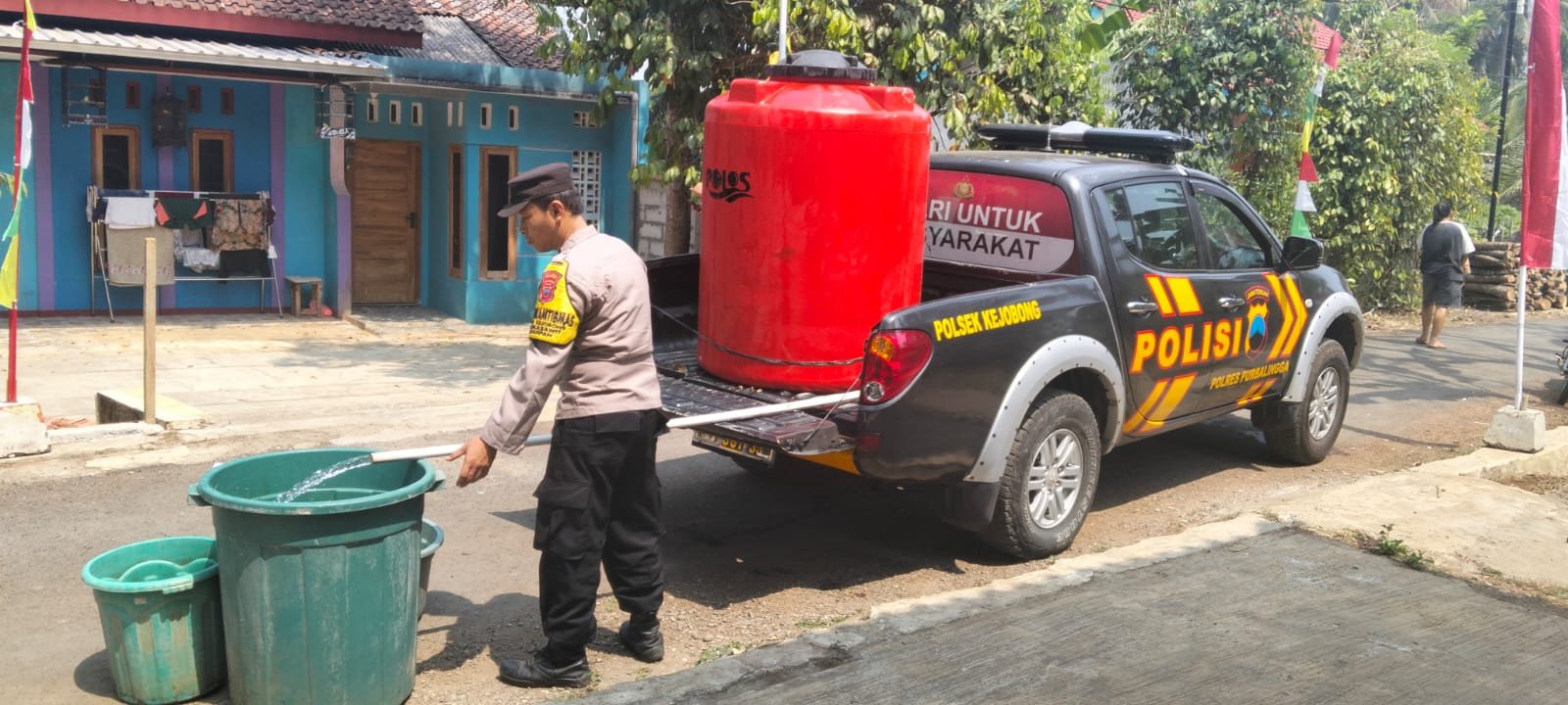 Polsek Kejobong Salurkan Air Bersih di Desa Gumiwang