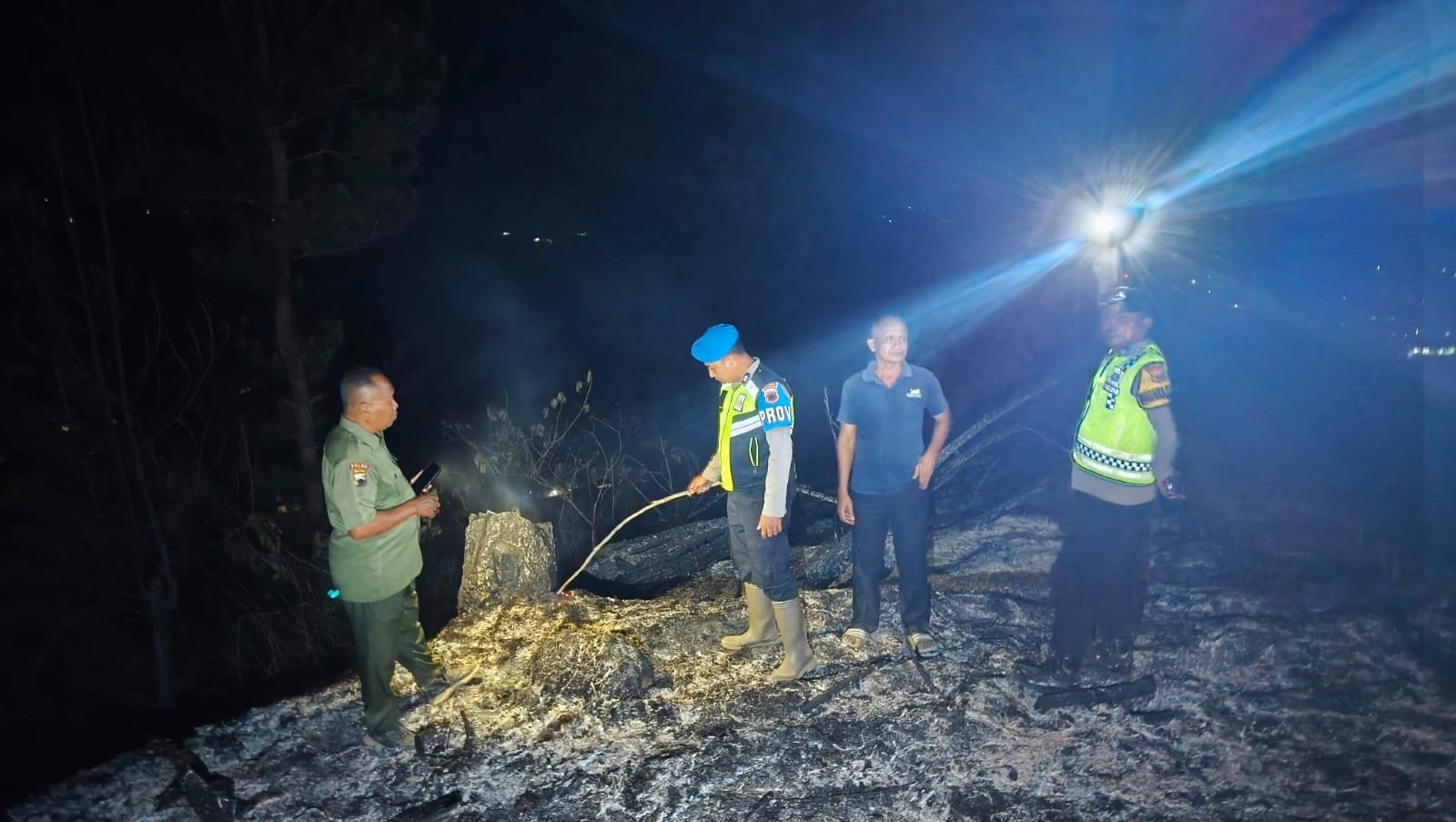 Setengah Hektar Lahan Perhutani Karang Gayam di Lalap Api
