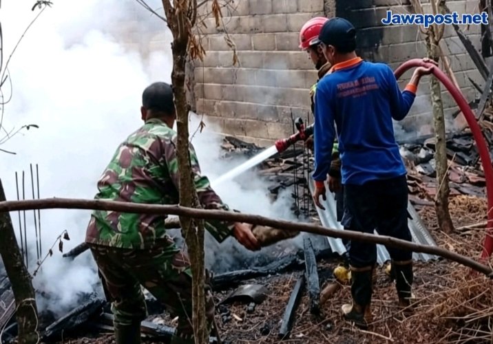 Babinsa dan Warga Berjibaku Padamkan Kebakaran di Sambi