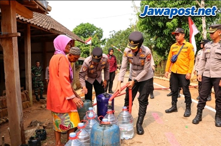 Polres Kendal Salurkan 10.000 Liter Air Bersih untuk Warga Sidomakmur