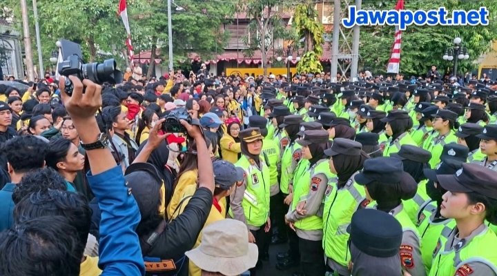 Polwan Polda Jateng Kedepankan Dialog Saat Aksi Mahasiswa di Semarang