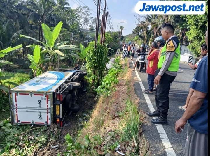 Mikroslip diduga Picu Truk Boks Terguling di Bobotsari
