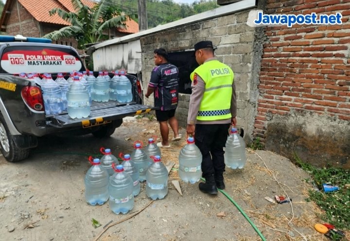 Polsek Karangsambung Salurkan Air Bersih untuk 200 Warga
